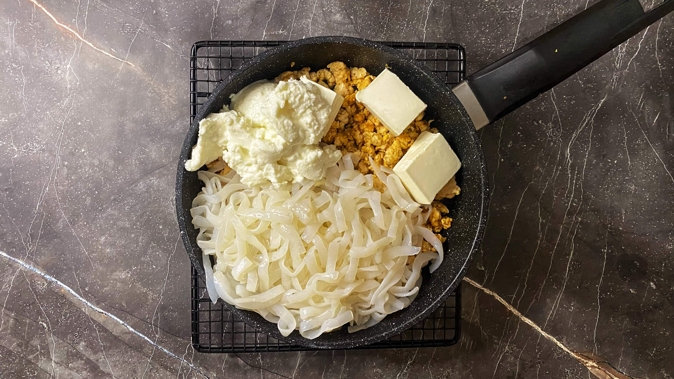 Шаг 4: Добавьте сыр и ширатаки к фаршу