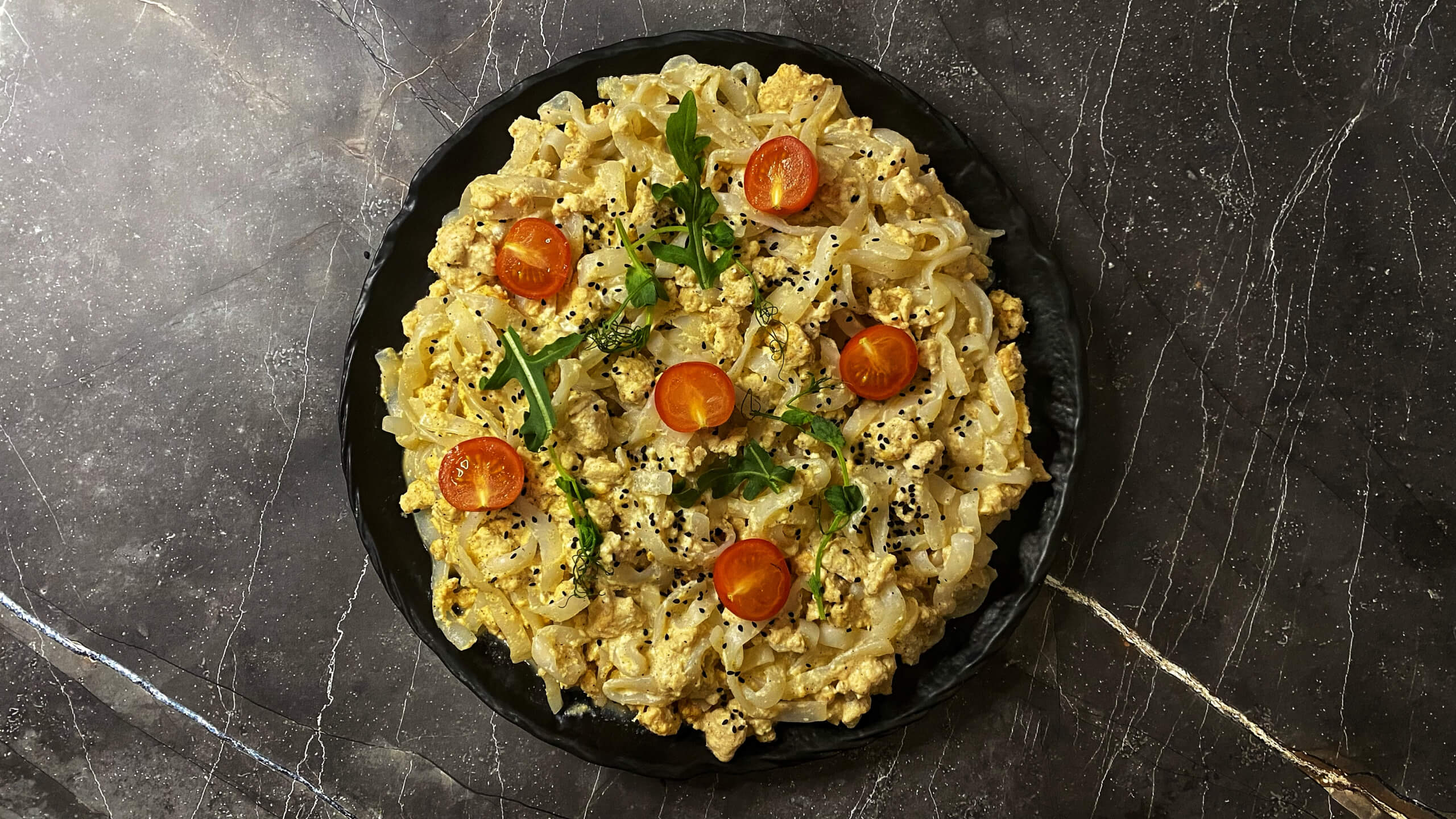 Шаг 6: Декорируйте микрозеленью и кунжутом