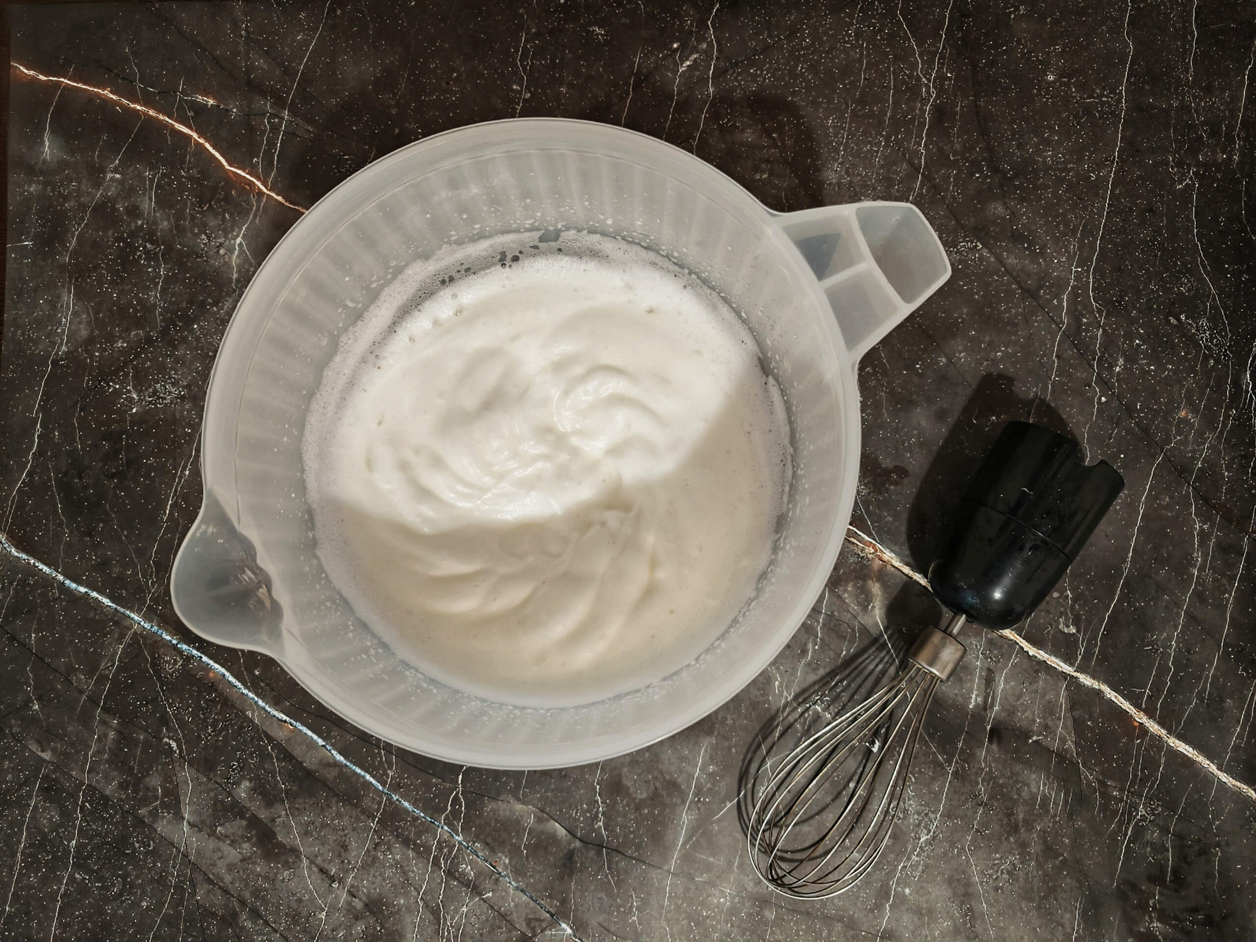 Шаг 3: Взбейте жидкий белок до средних пиков