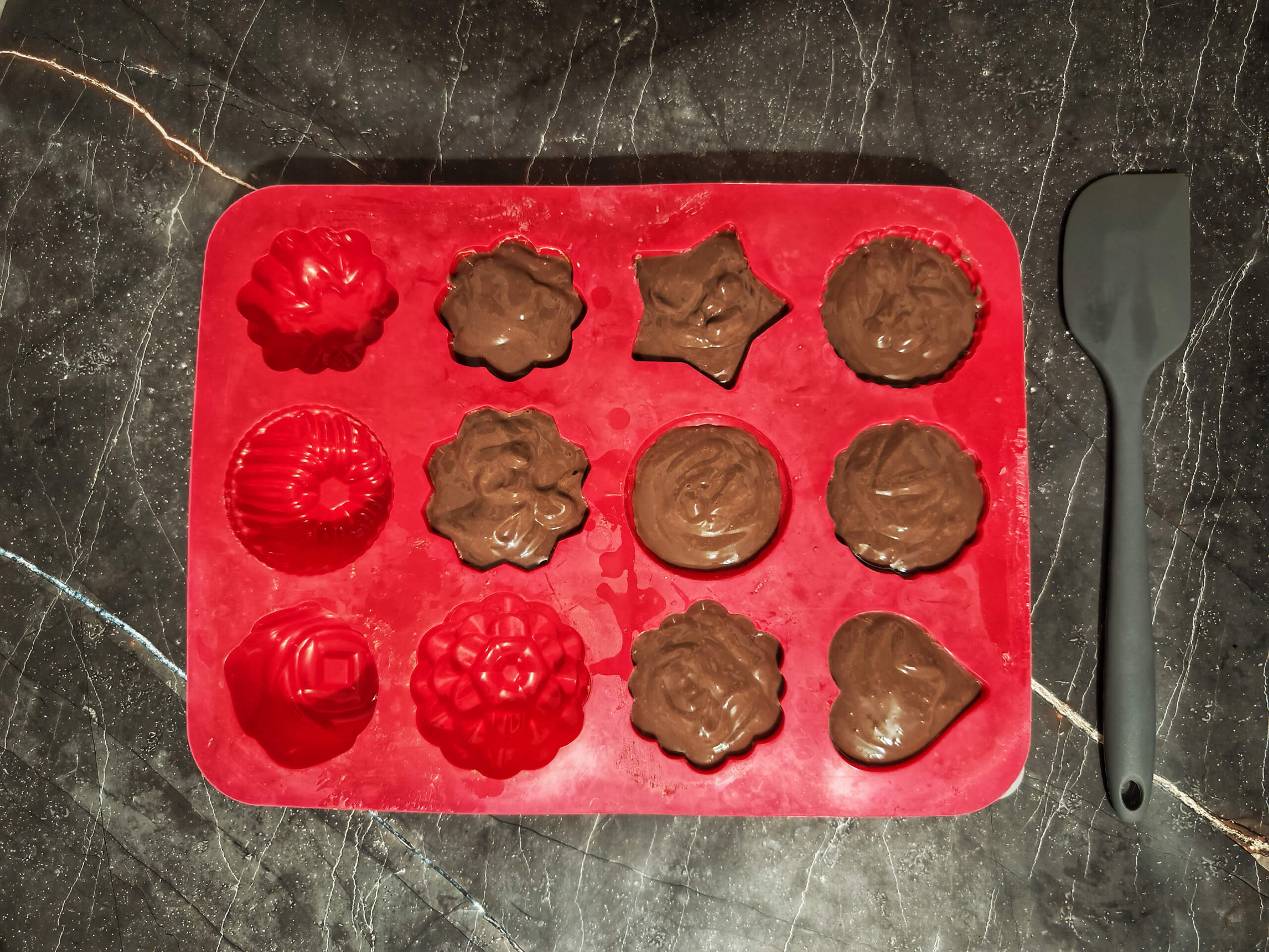 Шаг 9: Разместите смесь в формы