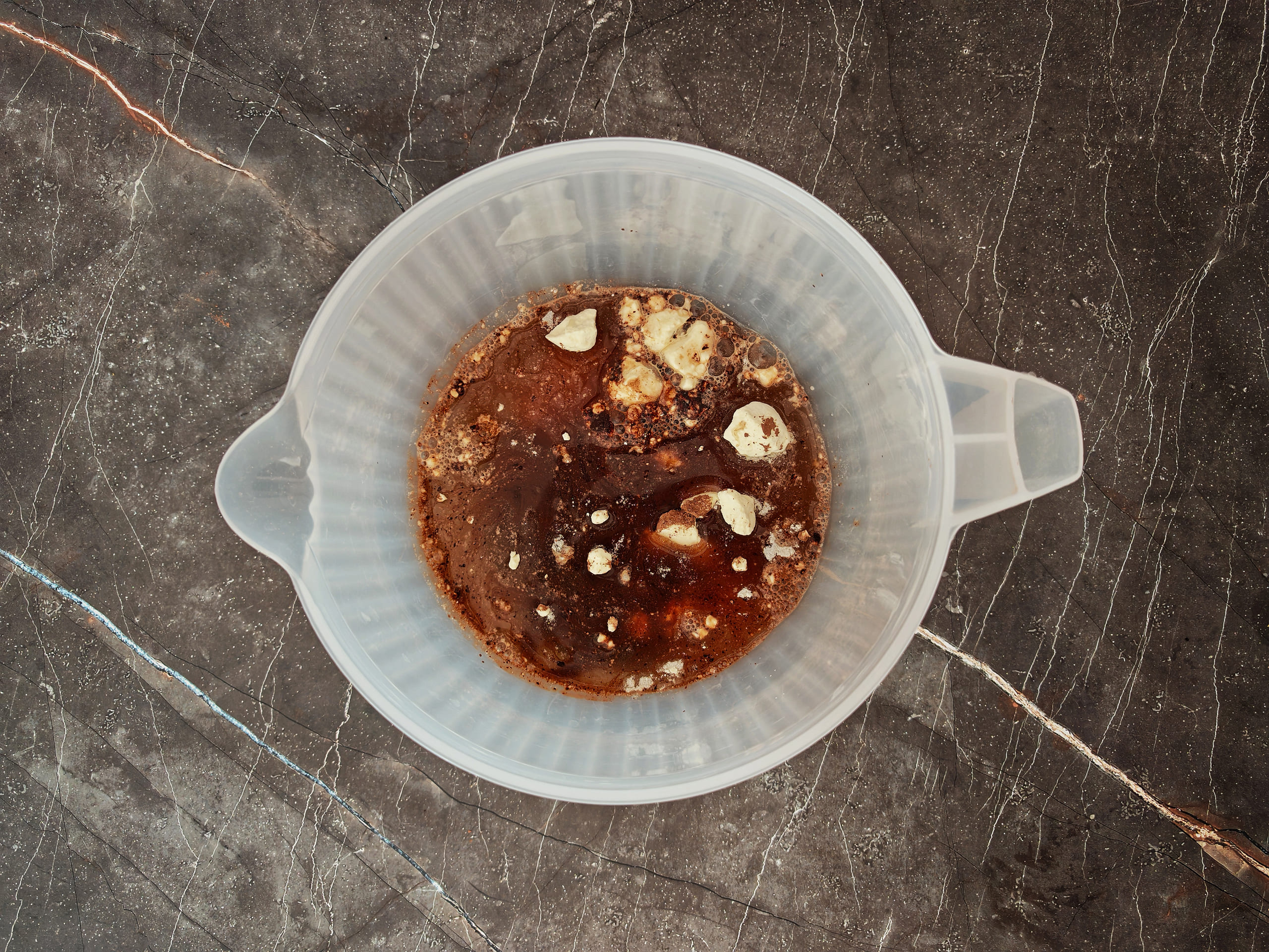 Шаг 2: Разместите ингредиенты в емкость для взбития