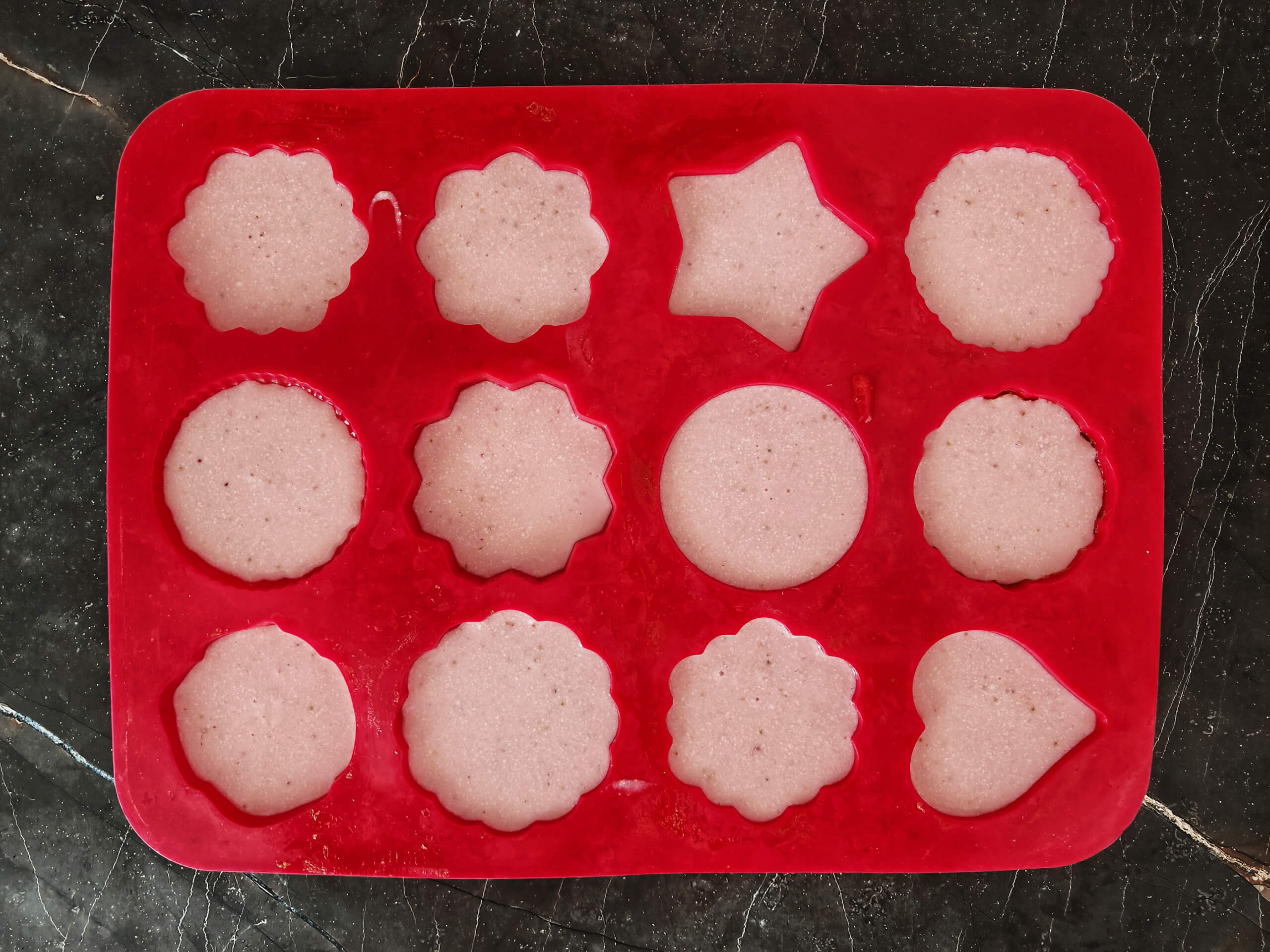 Шаг 7: Разместите смесь в формы