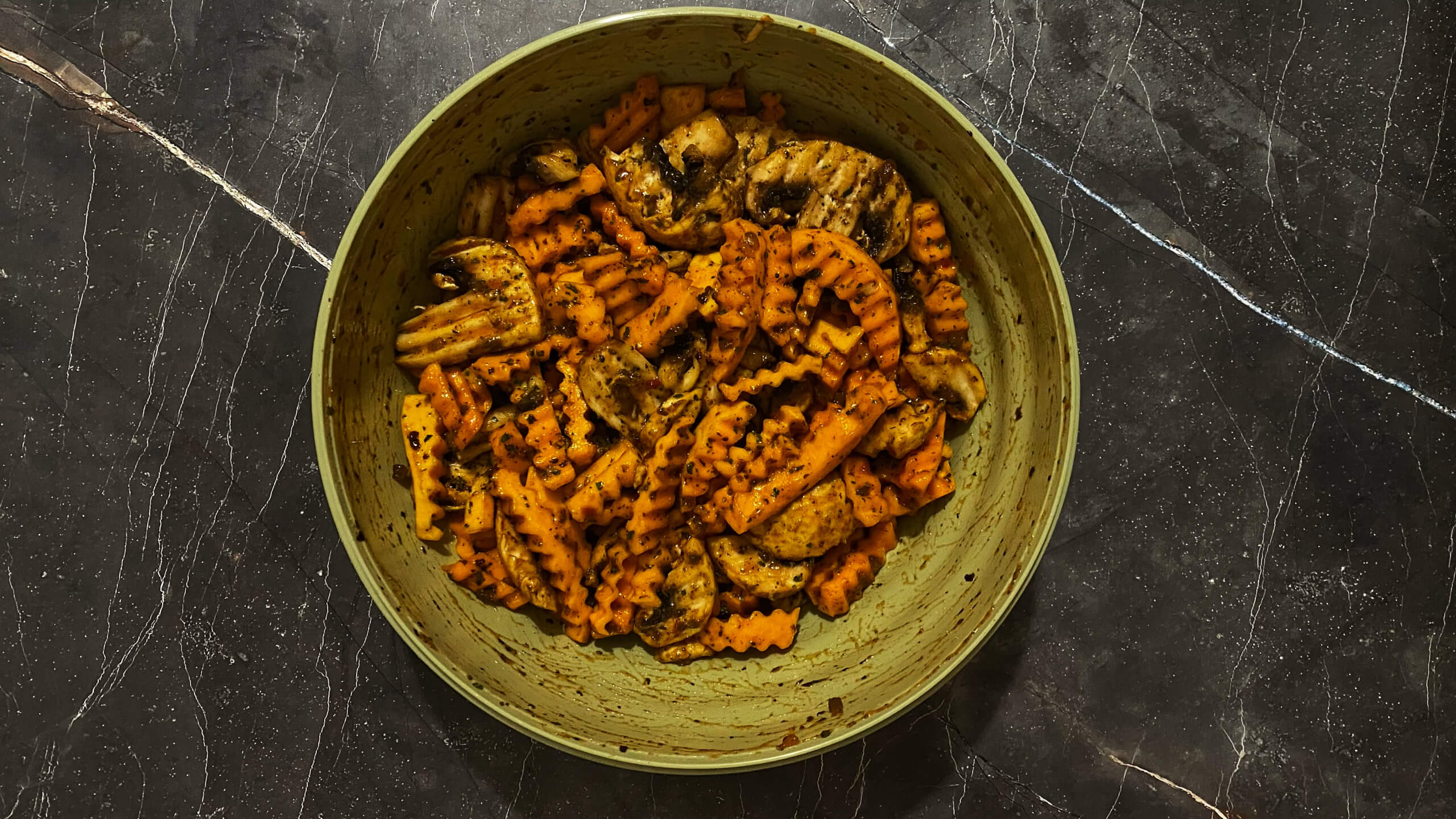 Шаг 2: Заправка специями и перемешивание