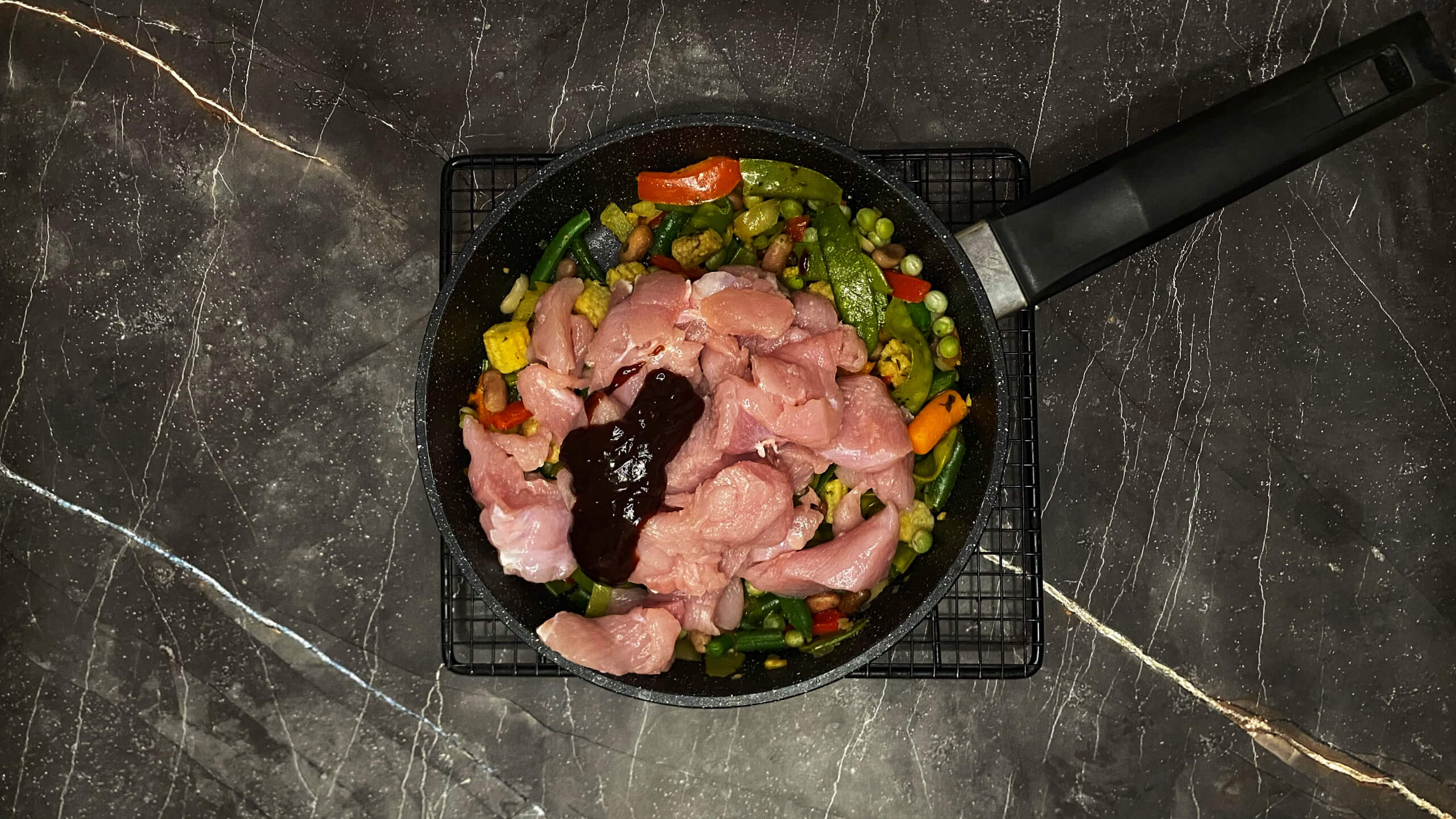 Шаг 3: Добавьте индейку и соус