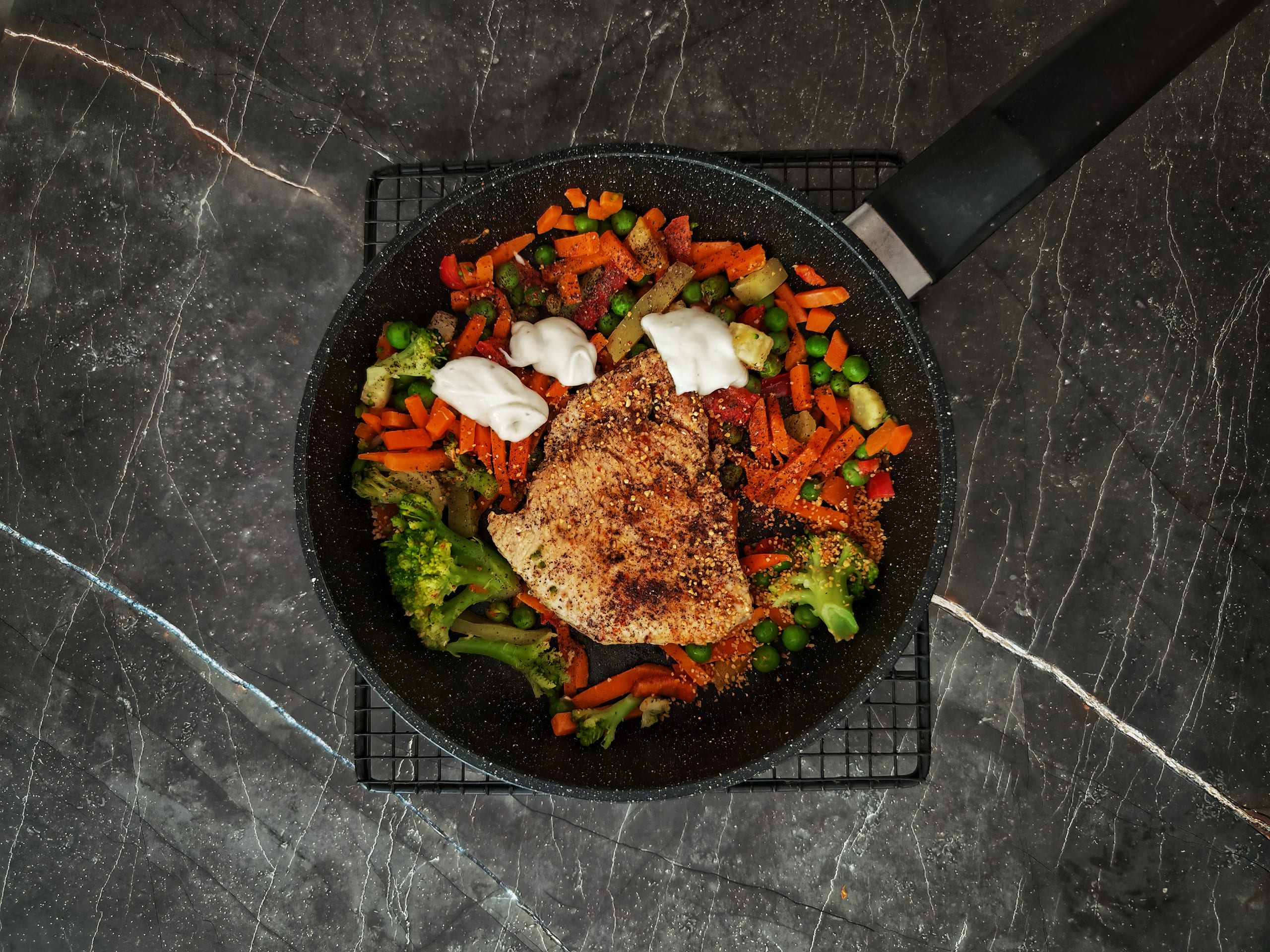 Шаг 6: Добавьте специи и соус