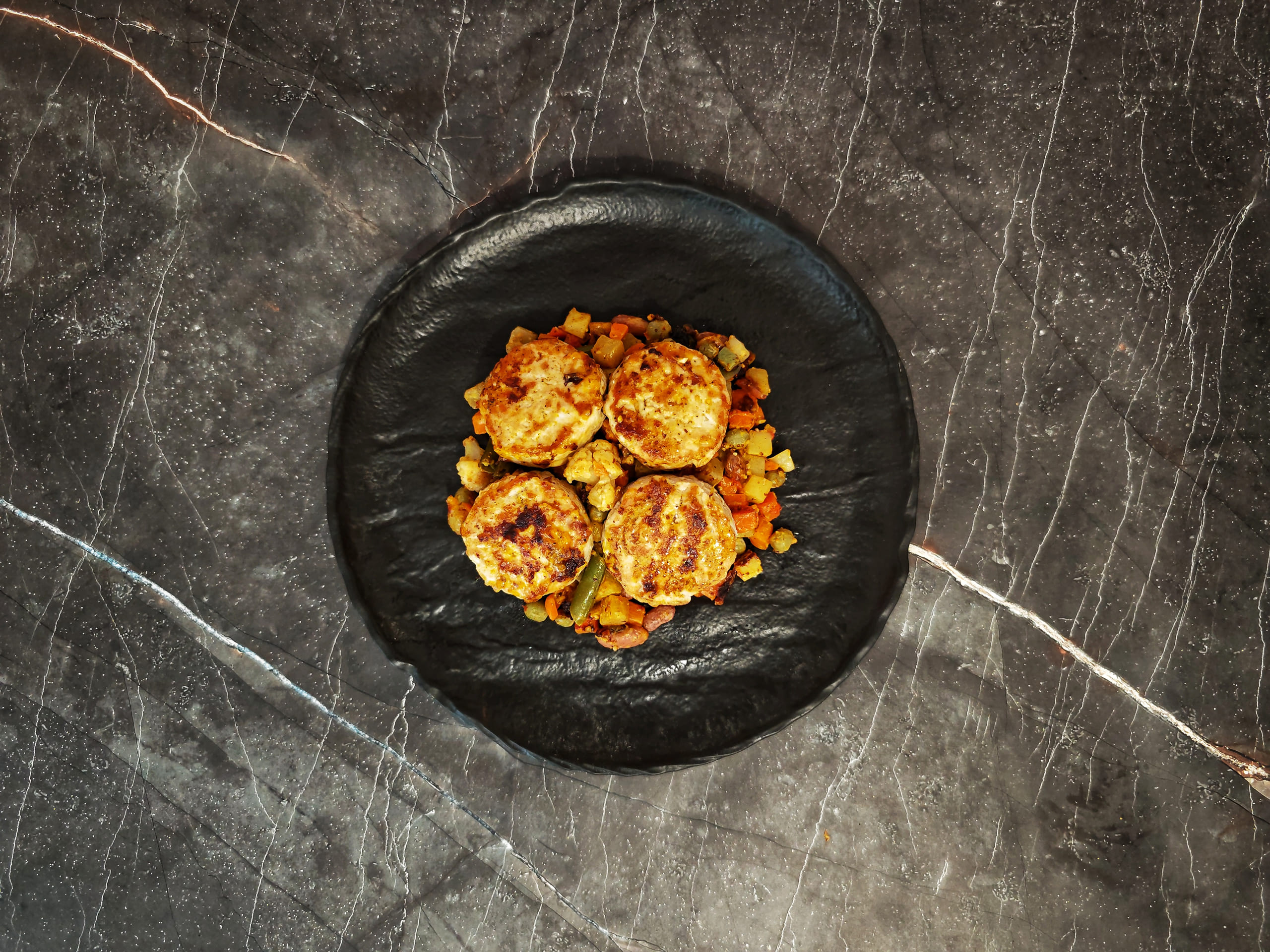 Шаг 7: Сервируйте и декорируйте блюдо