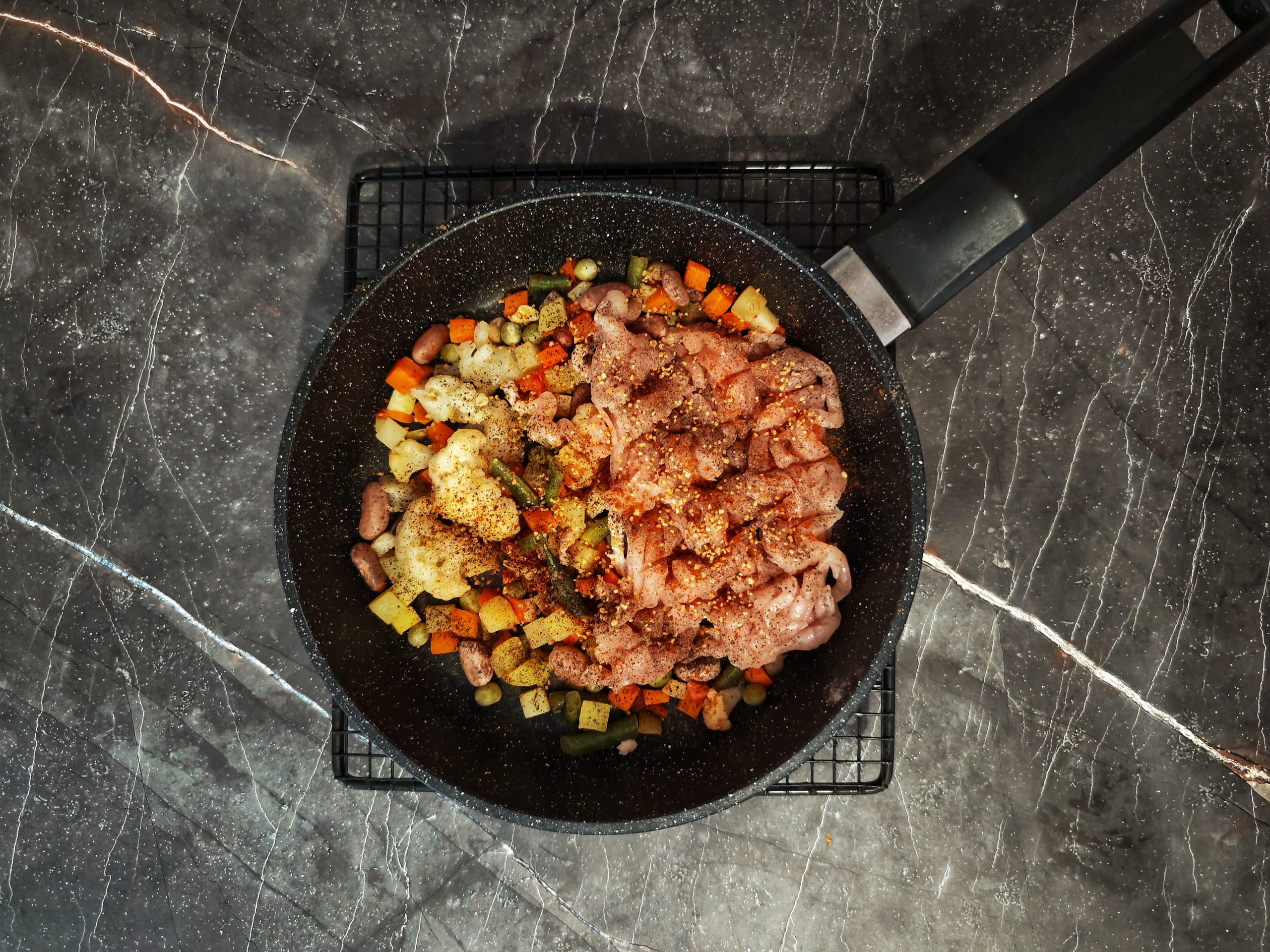 Шаг 4: Добавьте фарш и специи