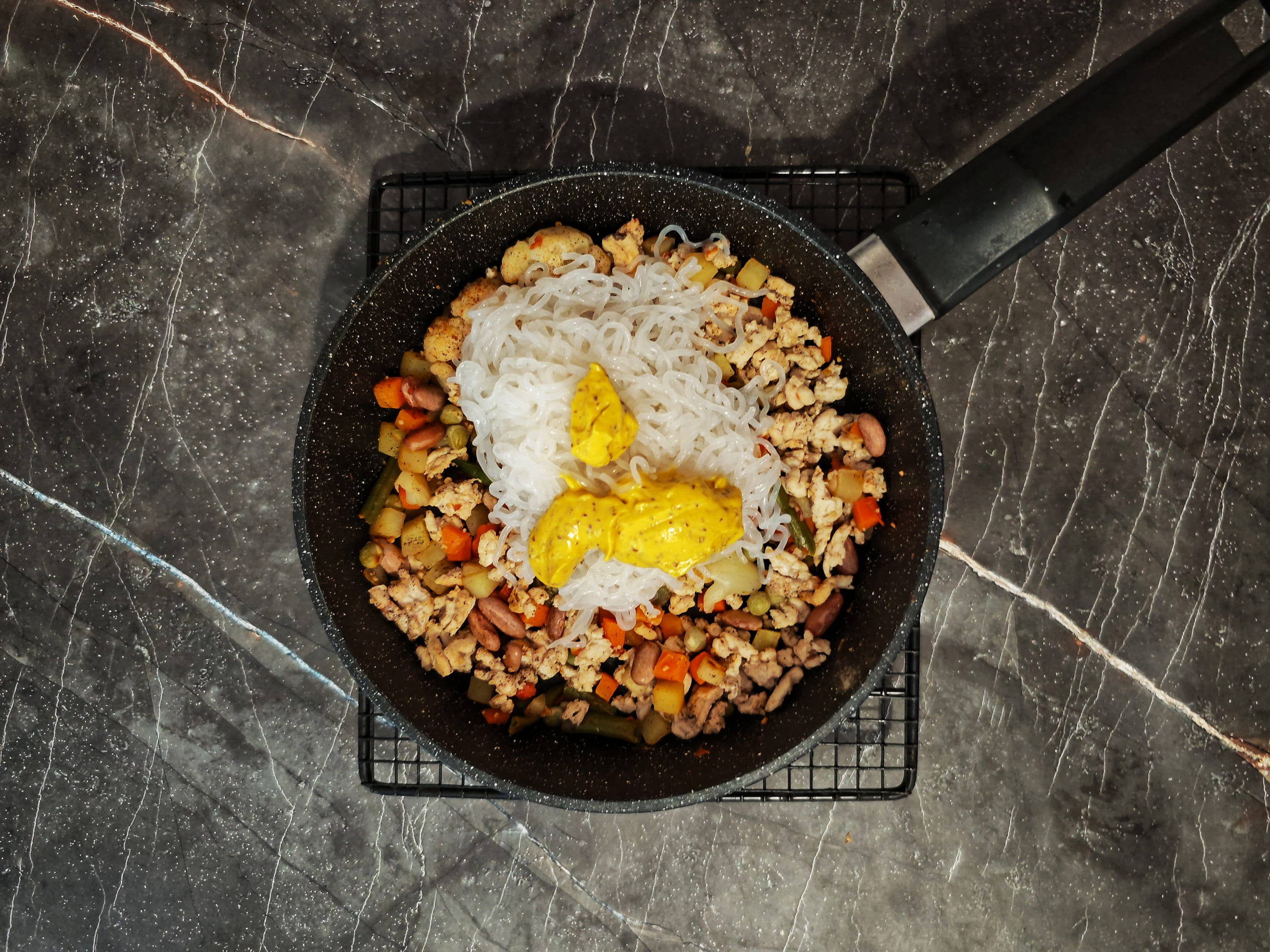 Шаг 5: Добавьте ширатаки и соусы