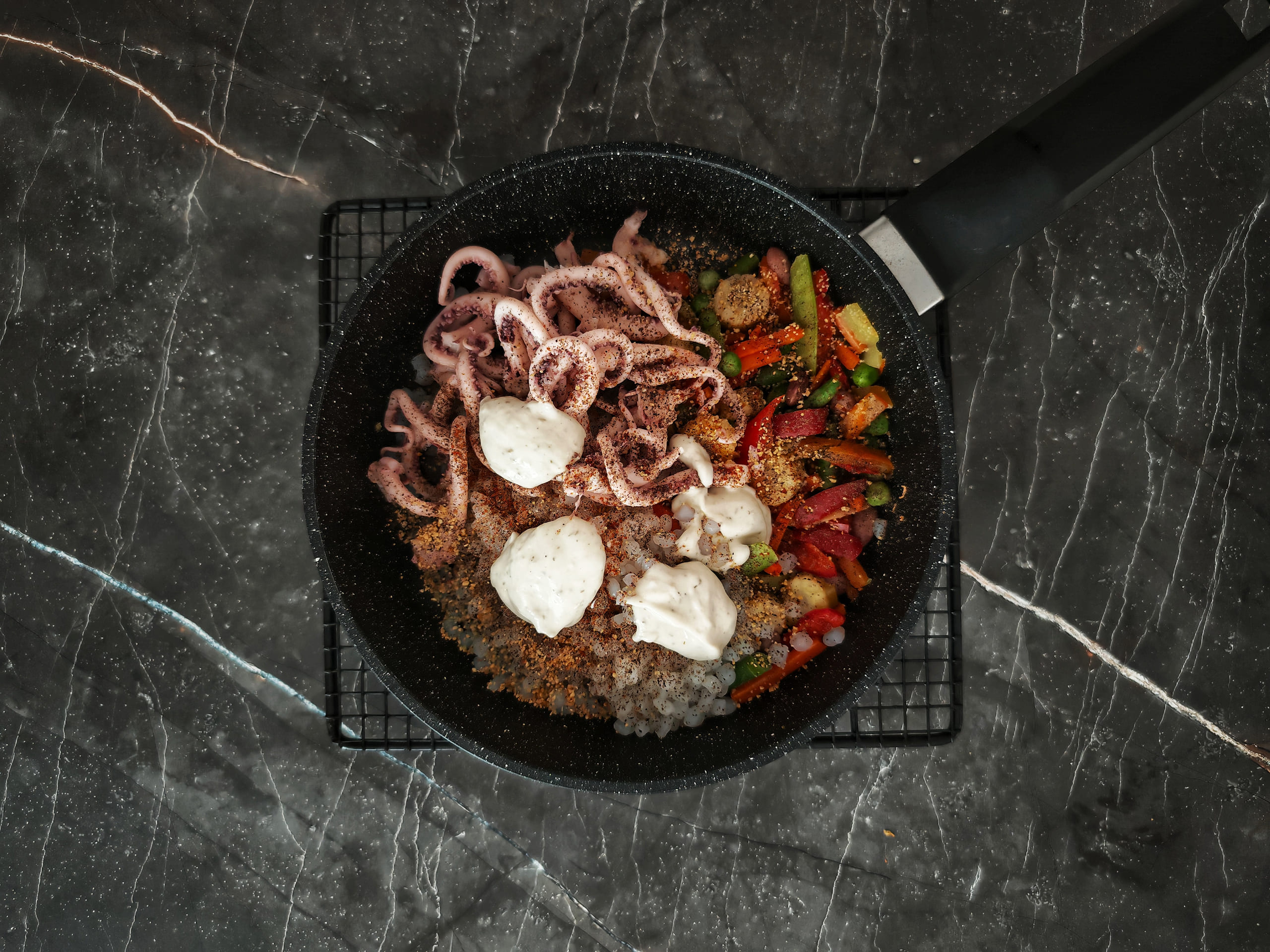 Шаг 4: Добавьте ширатаки, пресервы, специи и соус