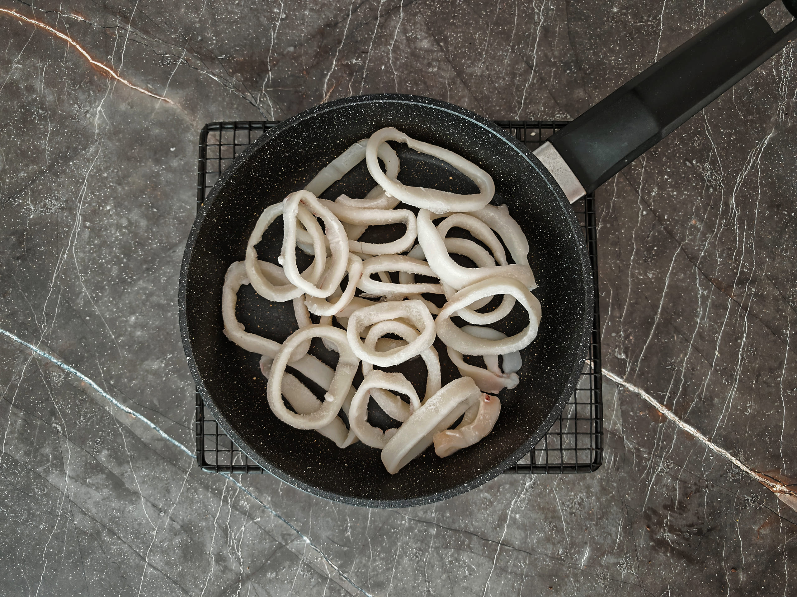 Шаг 3: Пожарьте морепродукт