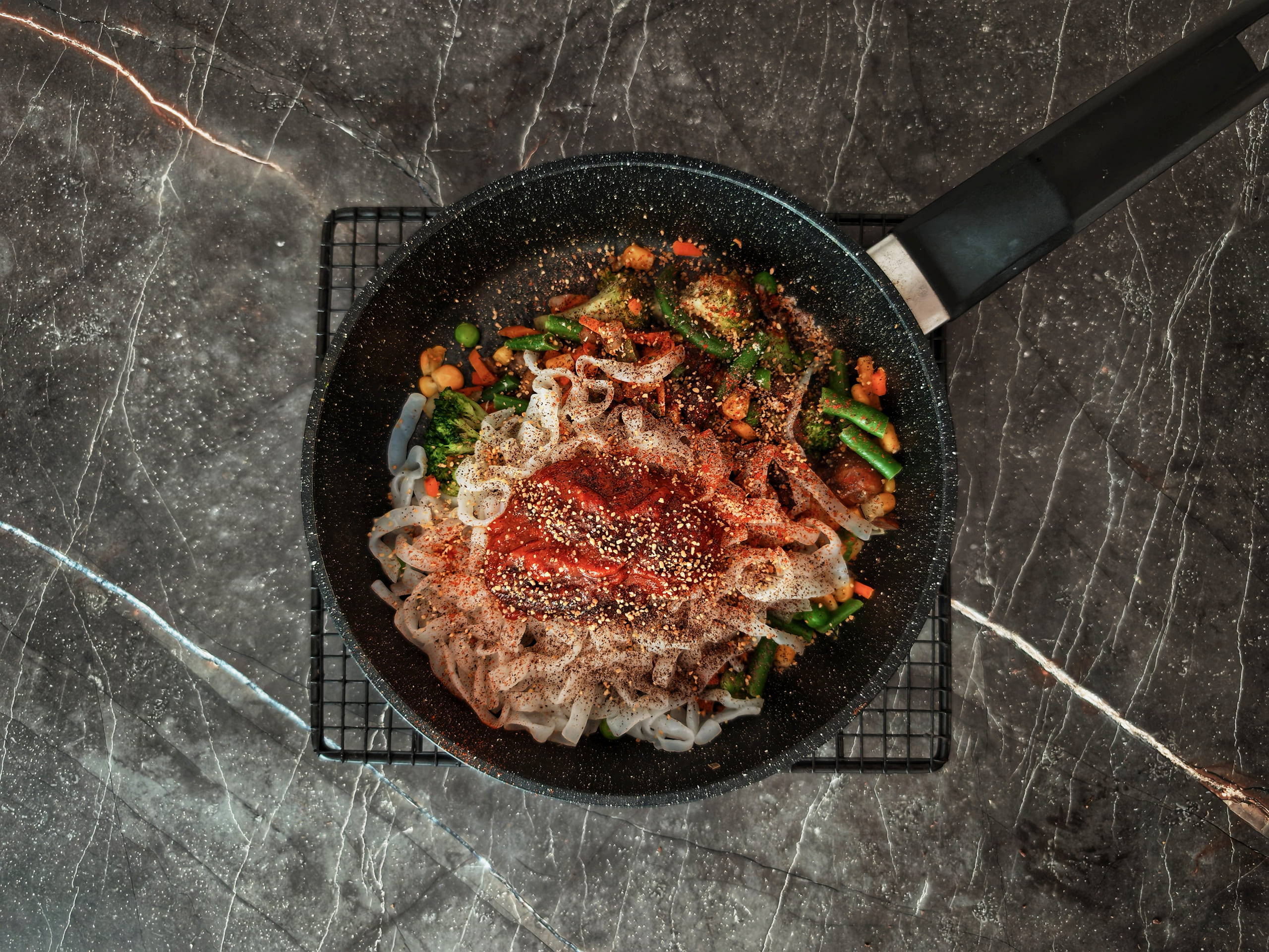 Шаг 5: Добавьте ширатаки, специи и соус