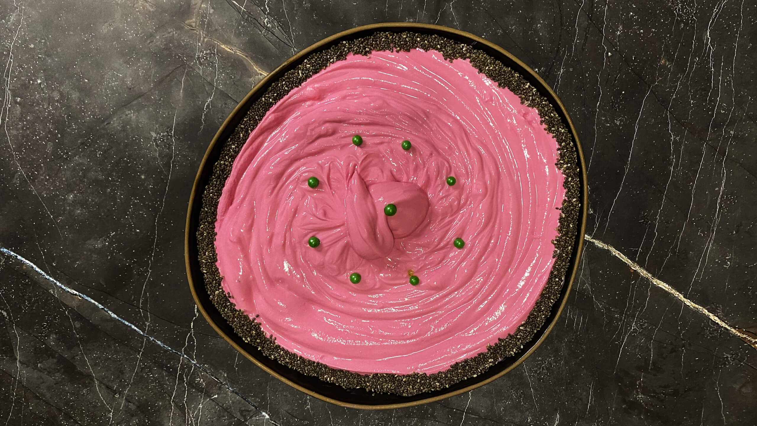 Шаг 5: Декорируйте семенами и посыпкой