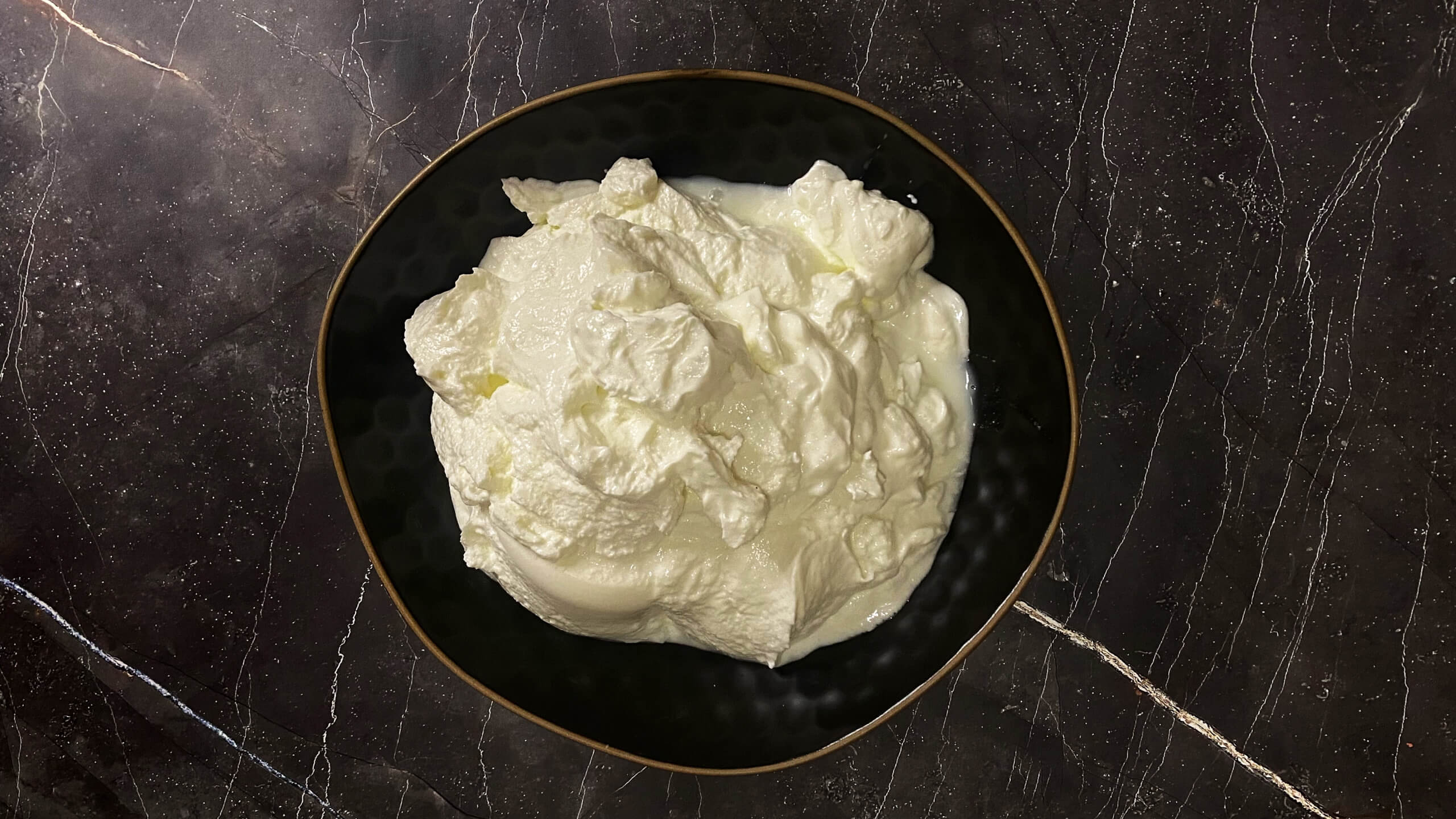 Шаг 2: Переложите йогурт в емкость для размешивания