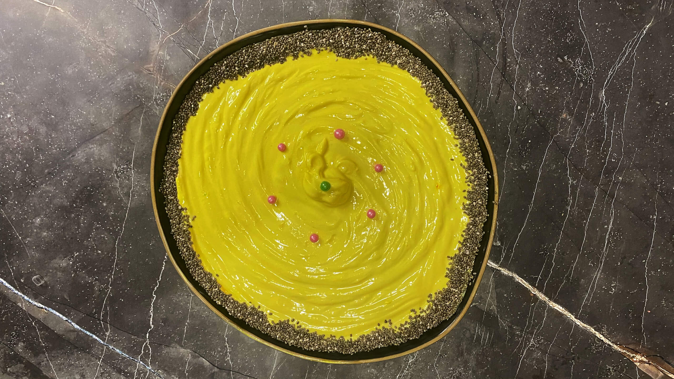 Шаг 5: Декорируйте семенами и посыпкой